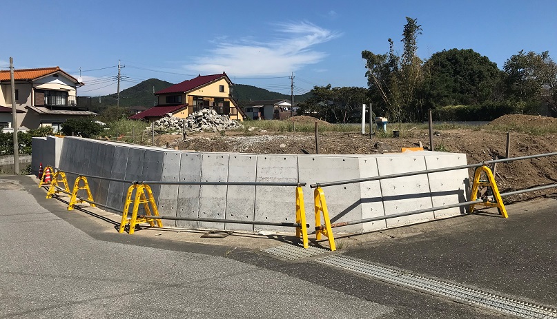 ブロック塀の補強が完了しました。