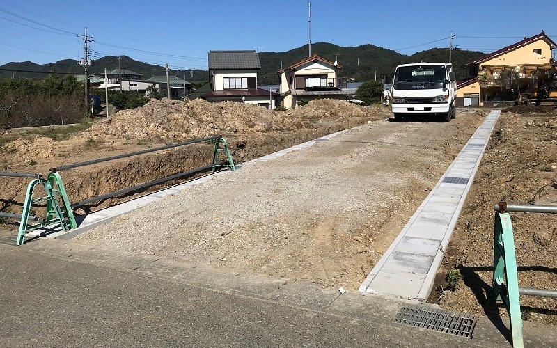 造成地内のU字溝を設置しました。